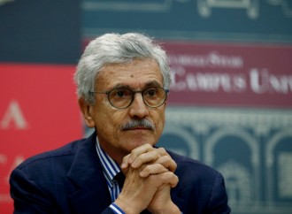 "Arieccolo": D'Alema guida la lobby filo-cinese contro Draghi