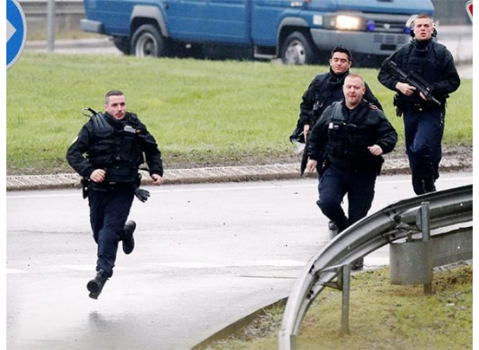 Dammartin, polizia francese in azione Dammartin, polizia francese in azione