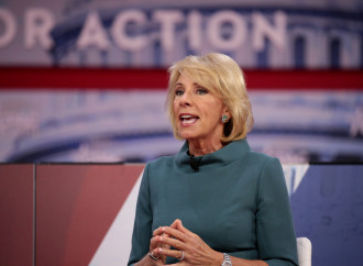 "L'indifendibile" Betsy DeVos contro l'ideologia a scuola