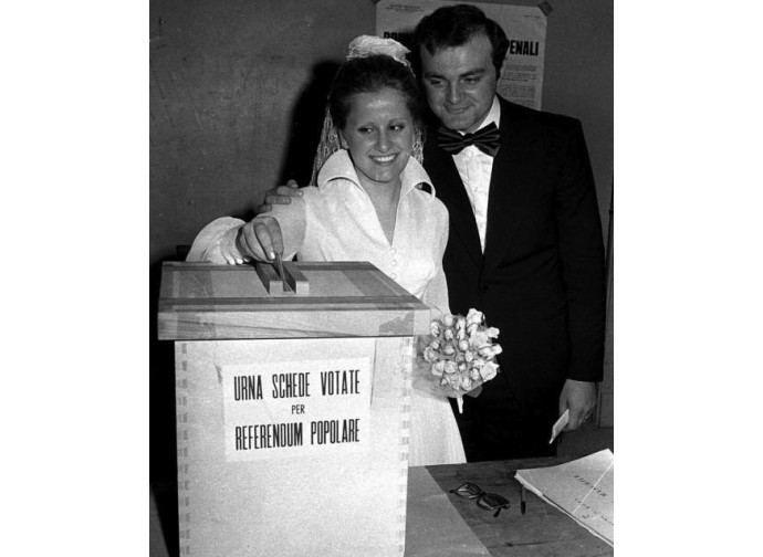 13 maggio 1974: una coppia di sposi vota per il referendum sul divorzio