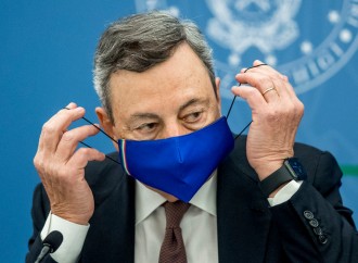 Draghi mente e terrorizza. E tutti a vaccinarsi