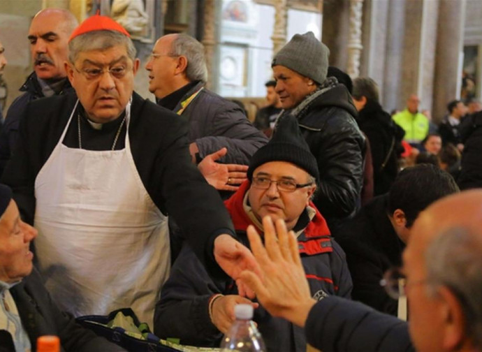 Il cardinal Sepe serve il pranzo in Cattedrale