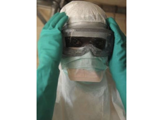 Ebola, sperimentare sull'uomo è davvero etico?