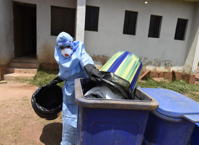 Medico in azione in Africa contro Ebola Medico in azione in Africa contro Ebola