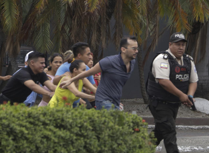 Ecuador, evacuazione della TC Television (La Presse)