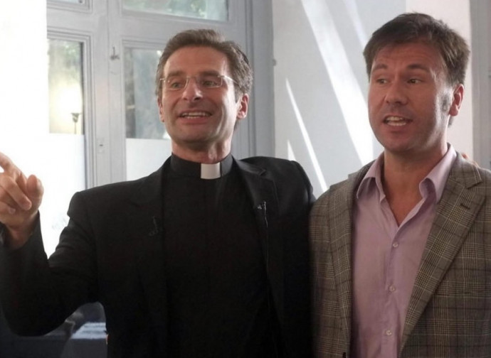Krzysztof Charamsa, celebre il suo coming out come prete gay Krzysztof Charamsa, celebre il suo coming out come prete gay