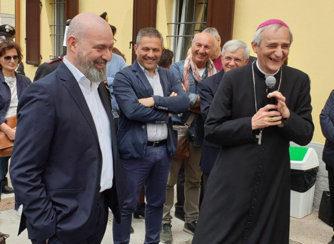 Il vescovo Zuppi col governatore Bonaccini Il vescovo Zuppi col governatore Bonaccini