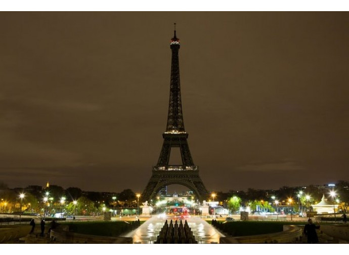 La Tour Eiffel spenta per lutto La Tour Eiffel spenta per lutto
