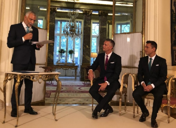 Le "nozze" omo a Madrid nella nostra ambasciata Le "nozze" omo a Madrid nella nostra ambasciata
