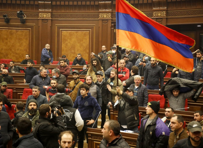 Manifestanti pro-Astrakh irrompono nel parlamento di Erevan Manifestanti pro-Astrakh irrompono nel parlamento di Erevan
