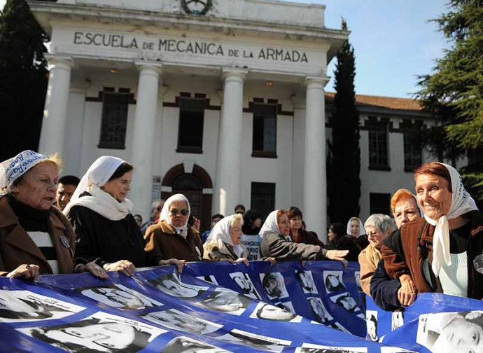 Abuelas davanti alla Esma