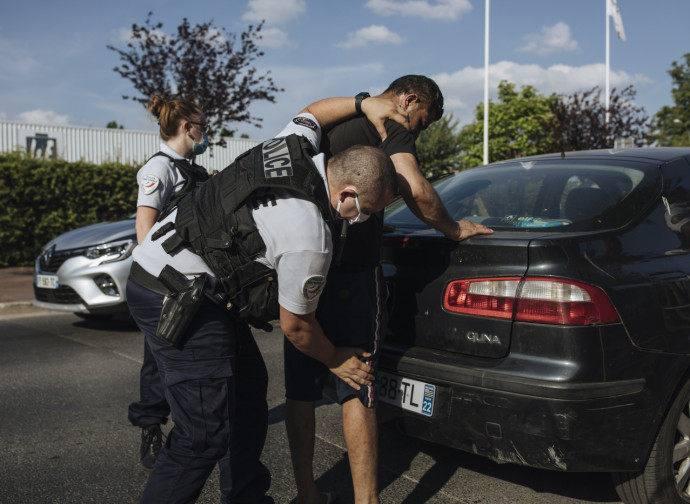 Espulsione di un immigrato illegale (La Presse) Espulsione di un immigrato illegale (La Presse)