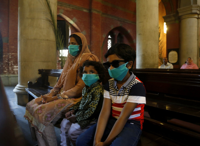 Famiglia in chiesa durante la pandemia