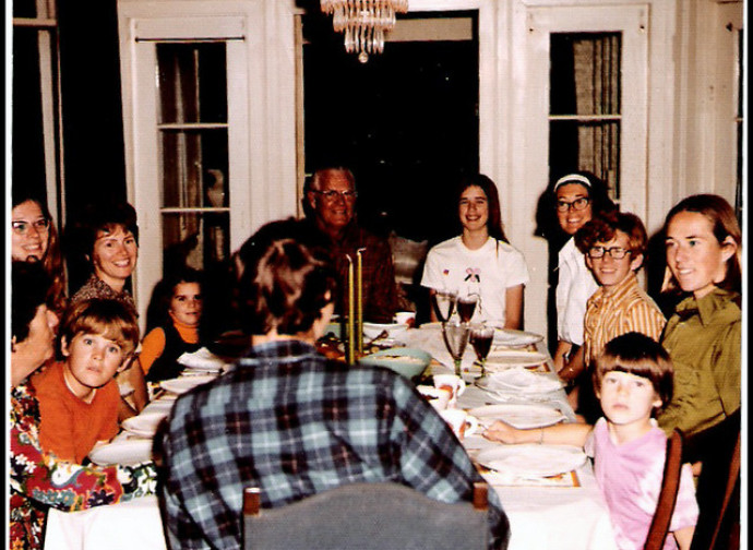 Famiglia a tavola (negli anni 70)