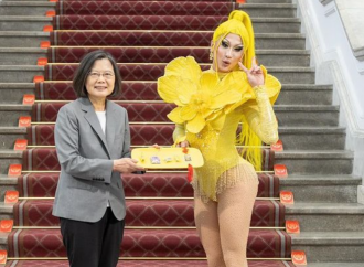 La presidente e il drag queen