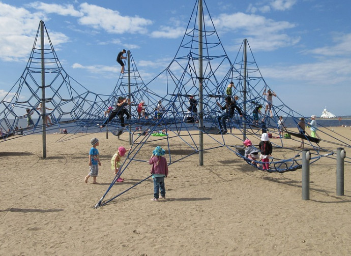Finlandia, bambini giocano sulla spiaggia a Oulu Finlandia, bambini giocano sulla spiaggia a Oulu