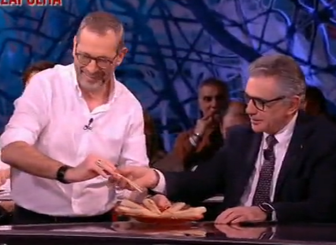 Formigli e Pregliasco mangiano involtini cinesi in diretta tv