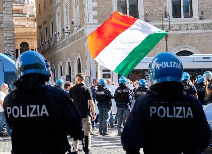 Polizia e manifestanti no green pass