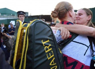 La Van Uytvanck vince a Wimbledon e bacia la compagna