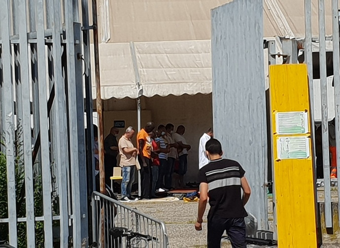 L'ingresso al tendone moschea di Lampugnano, Milano, 14 agosto L'ingresso al tendone moschea di Lampugnano, Milano, 14 agosto