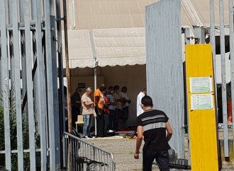 In moschea senza distanze e mascherine. Per la Protezione Civile è ok
