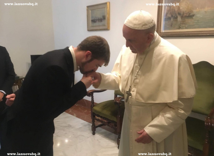 Thomas bacia l'anello di Papa Francesco alla fine dell'incontro (foto La Nuova BQ) Thomas bacia l'anello di Papa Francesco alla fine dell'incontro (foto La Nuova BQ)