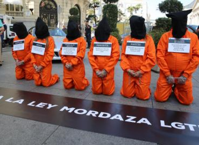I militanti di HazteOir vestiti da prigionieri di Guantanamo I militanti di HazteOir vestiti da prigionieri di Guantanamo