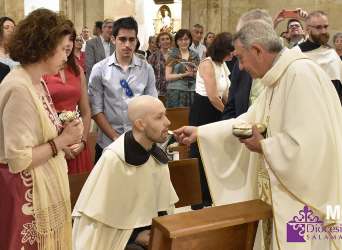 Fra Pablo riceve la Comunione nel giorno della sua professione (foto Diocesi di Salamanca)