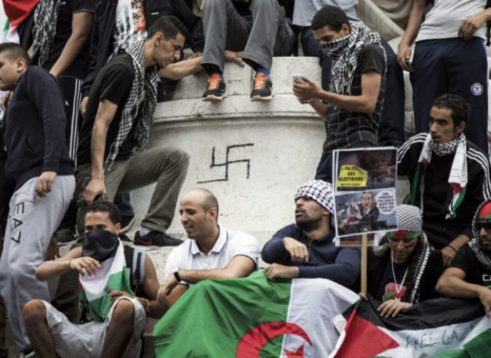 Manifestazione musulmana e simboli nazisti
