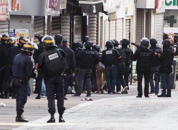 Polizia francese in un quartiere islamico