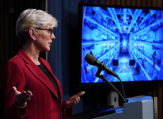 Jennifer Granholm, segretaria Usa all'energia, annuncia il successo dell'esperimento Jennifer Granholm, segretaria Usa all'energia, annuncia il successo dell'esperimento