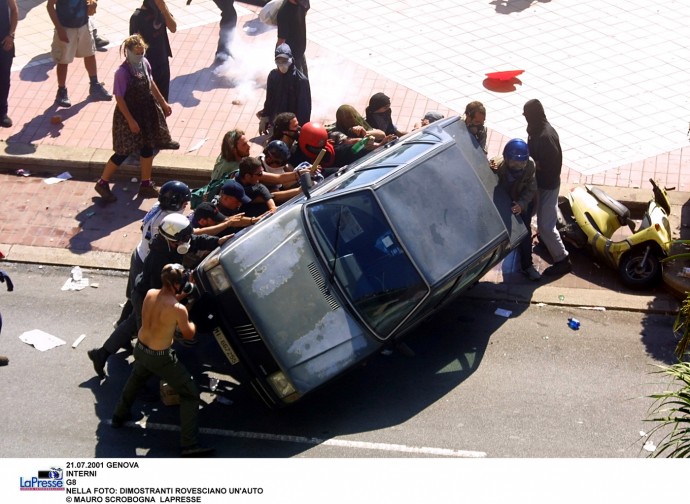 G8 di Genova 2001, manifestanti rovesciano un'auto