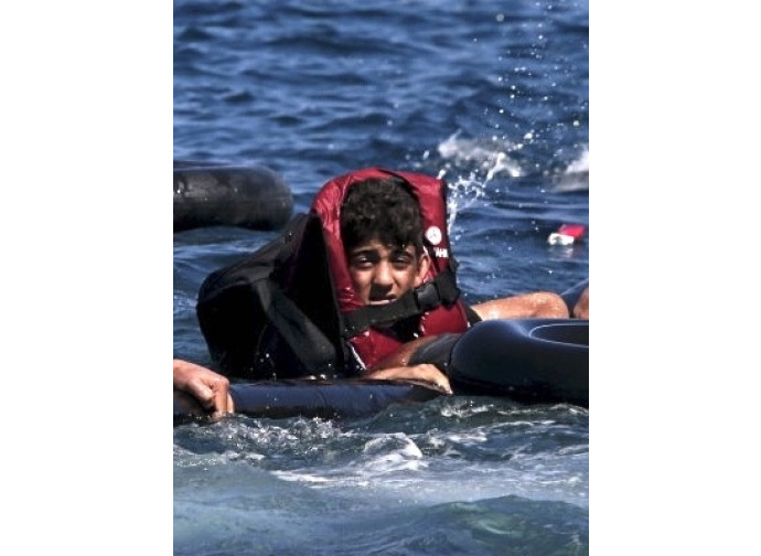 La Nato nel mar Egeo per salvare i profughi La Nato nel mar Egeo per salvare i profughi