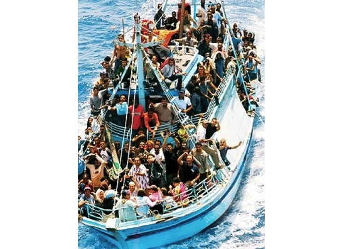 Barcone di immigrati nel canale di Sicilia Barcone di immigrati nel canale di Sicilia