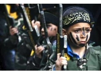 Mosul: così i “cuccioli”  dell’Isis vanno al fronte contro altri bambini