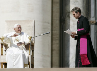 Abusi sessuali, Gaenswein: È l'11 settembre della Chiesa