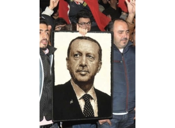 La foto di Erdogan portata in piazza dalla folla La foto di Erdogan portata in piazza dalla folla