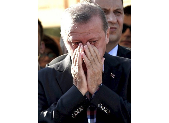 Erdogan ai funerali del ministro ucciso dai golpisti Erdogan ai funerali del ministro ucciso dai golpisti