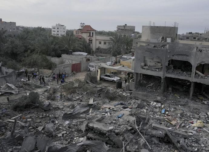 Il bombardamento a Al Zawayd, nel centro della Striscia di Gaza