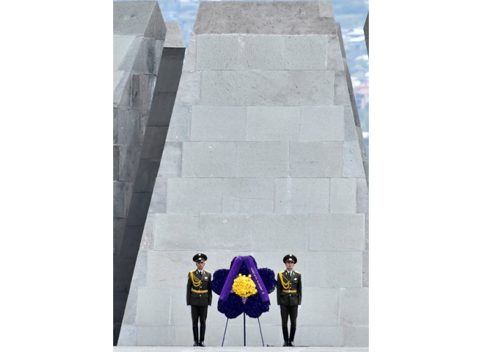 Il fiore viola del genocidio Il fiore viola del genocidio