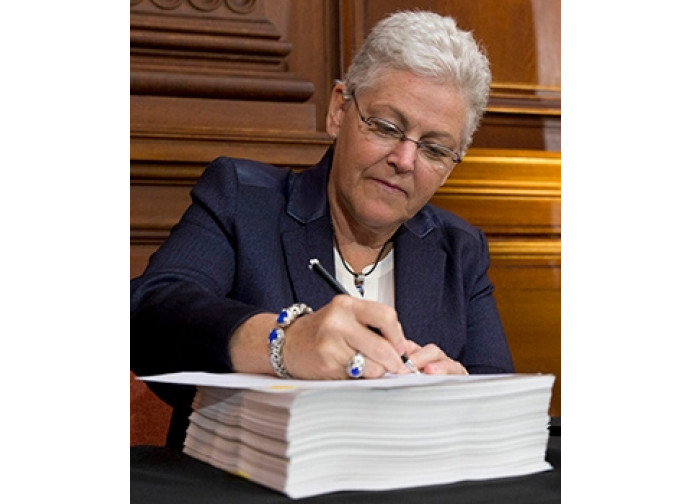 Gina McCarthy (Epa) firma il Clean Power Plan Gina McCarthy (Epa) firma il Clean Power Plan