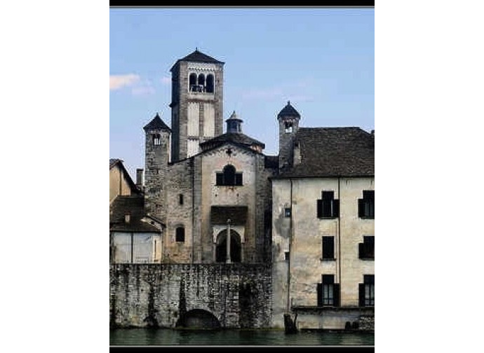 La chiesa di san Giulio sull'isola del lago d'Orta La chiesa di san Giulio sull'isola del lago d'Orta