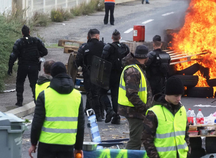 Giubbetti gialli, confronto con la polizia