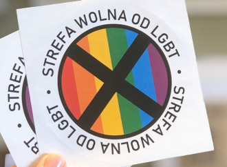 Giornale polacco distribuisce adesivi "Lgbt free zone"