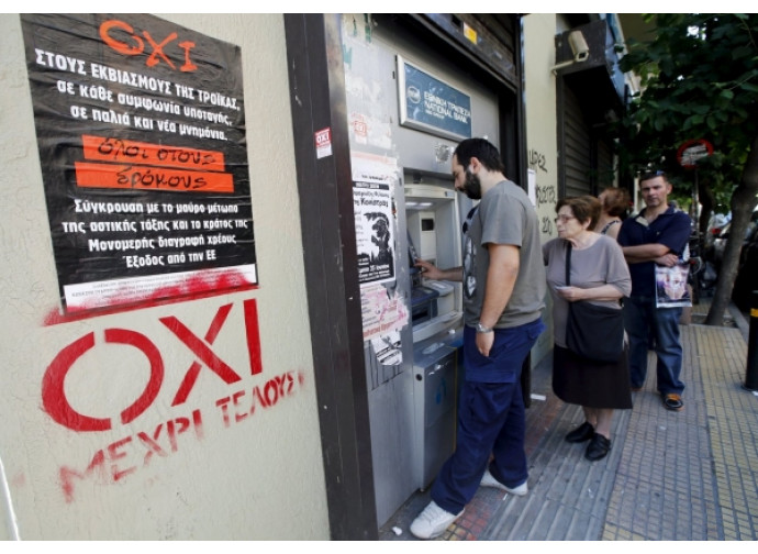 Grecia, coda a un bancomat e campagna per il NO Grecia, coda a un bancomat e campagna per il NO