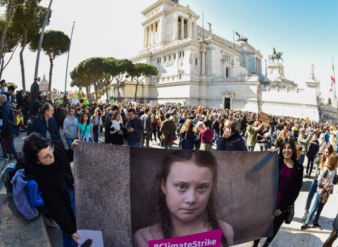 Il poster di Greta nella manifestazione di Roma