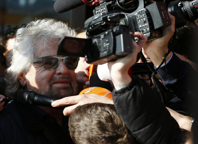 Beppe Grillo assediato dai giornalisti
