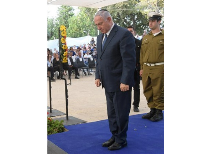 Il premier Netanyahu rende omaggio alle vittime di Halamish Il premier Netanyahu rende omaggio alle vittime di Halamish