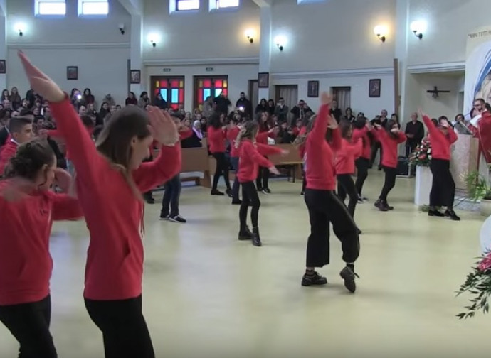 La performance dei cresimandi La performance dei cresimandi