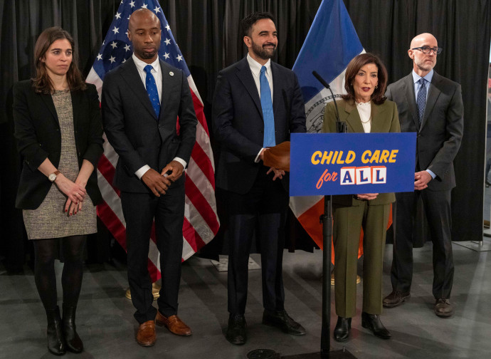 Kathy Hochul (al microfono) e Zohran Mamdani (alla sua destra) (AP)